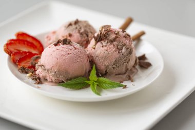 Çikolata ve çilek dondurma, çilek, çikolata serpilir ile