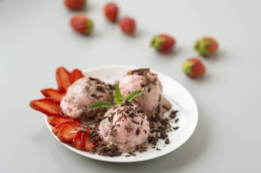 Çikolata ve çilek dondurma, çilek, çikolata serpilir ile