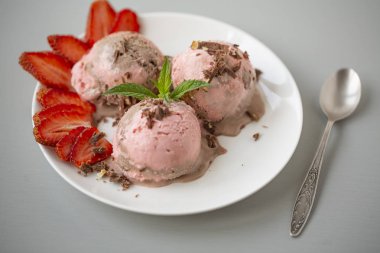 Çikolata ve çilek dondurma, çilek, çikolata serpilir ile