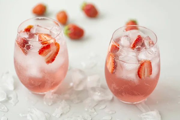 Bicchiere Limonata Alla Fragola Con Pezzi Fragola Lime Menta Fresca — Foto Stock