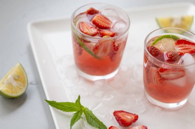 Çilek, limon ve nane ile taze limonata. Beyaz bir arka plan üzerinde. 