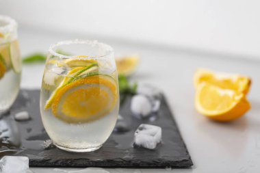 Ev yapımı limonata bir serinletici yaz kokteyl c limon, limon ve portakal vücut temiz ve yağ yakmak