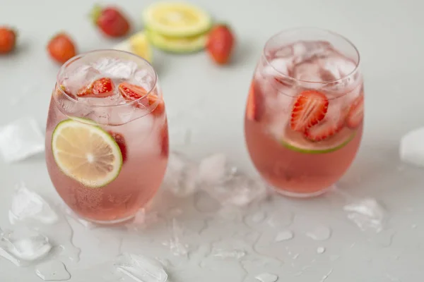 Verre Limonade Aux Fraises Avec Des Morceaux Fraise Citron Vert — Photo