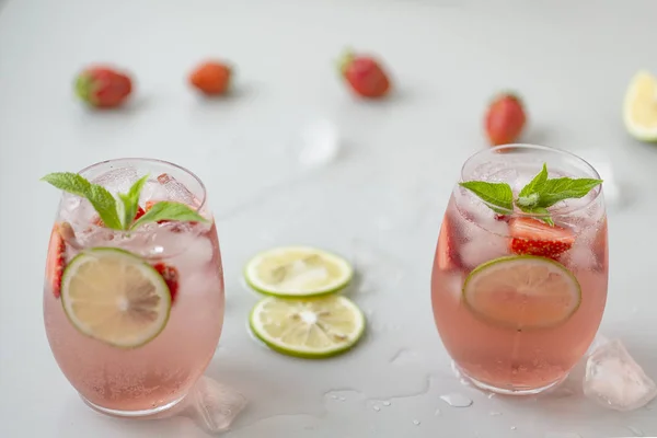 Verre Limonade Aux Fraises Avec Des Morceaux Fraise Citron Vert — Photo