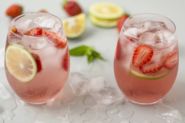 Verre Limonade Aux Fraises Avec Des Morceaux Fraise Citron Vert — Photo