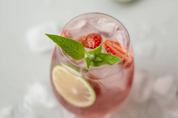 Bicchiere Limonata Alla Fragola Con Pezzi Fragola Lime Menta Fresca — Foto Stock