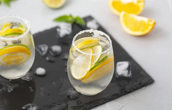 自制柠檬水是一个清爽的夏日鸡尾酒 石灰和橙清洗身体和燃烧脂肪 — 图库照片