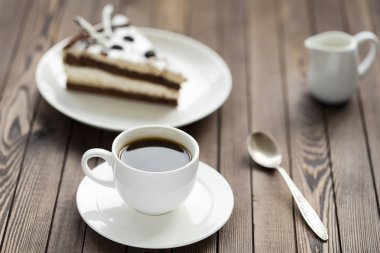 Sufle kek Çikolata sosu ve ahşap bir masa üzerine kahve.