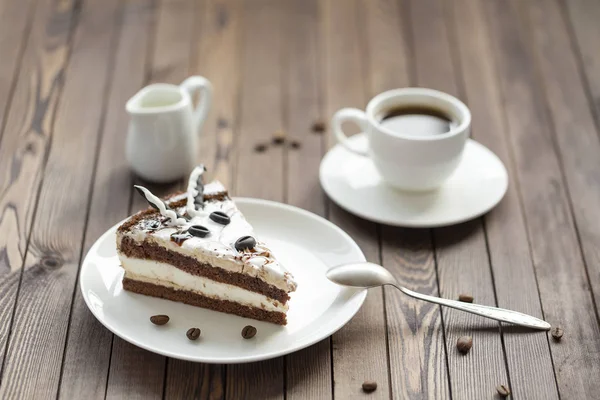 Souffleurkuchen Mit Schokoladensauce Und Kaffee Auf Einem Holztisch — Stockfoto