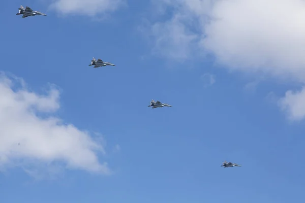 Прекрасна Картина Кількох Військових Літаків Літають Блакитному Небі — стокове фото