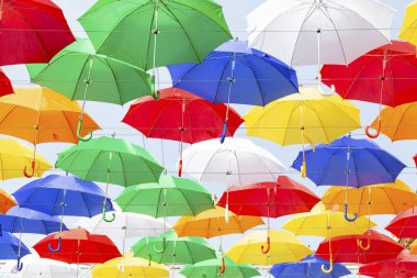 Renkli şemsiyeler gökyüzü arka plan üzerinde asılı. Renkli şemsiyeler. Festival dekorasyon.