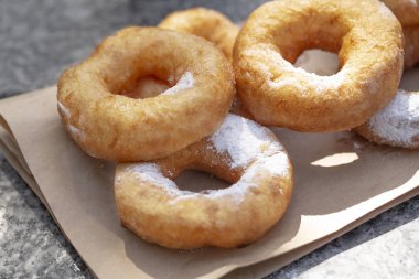 Pudra şekeri ve kahve ile çörek. Sokak gıda