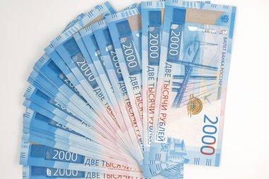 Yeni Rus banknotlar 2000 bin ruble. Beyaz arka plan üzerinde izole.