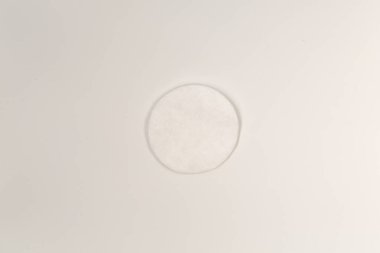 Pamuk yastık beyaz arka planda, üstten görünüm