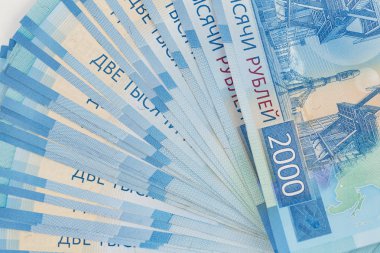 Yeni Rus banknotlar 2000 bin ruble. Beyaz arka plan üzerinde izole.
