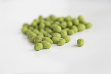 Beyaz bir arka plan üzerinde izole wasabi kaplı fıstık