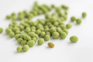 Beyaz bir arka plan üzerinde izole wasabi kaplı fıstık