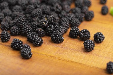 Olgun böğürtlen ahşap bir masa üzerinde. Görüntüyü.