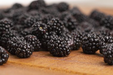 Olgun böğürtlen ahşap bir masa üzerinde. Görüntüyü.