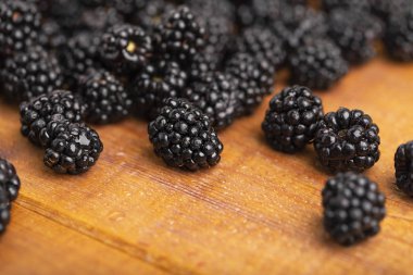 Olgun böğürtlen ahşap bir masa üzerinde. Görüntüyü.