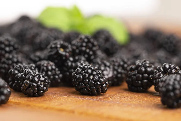 Olgun böğürtlen ahşap bir masa üzerinde. Görüntüyü.