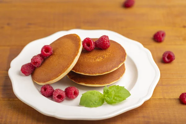 Kleine Pannenkoeken Met Framboos Mint Houten Achtergrond — Stockfoto