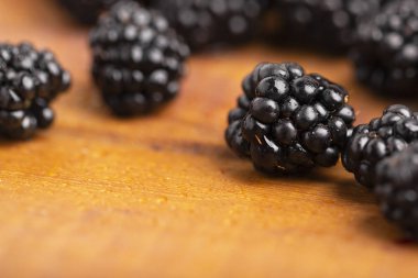 Olgun böğürtlen ahşap bir masa üzerinde. Görüntüyü.