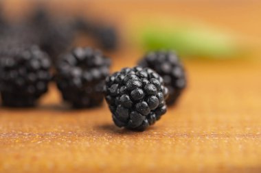 Olgun böğürtlen ahşap bir masa üzerinde. Görüntüyü.