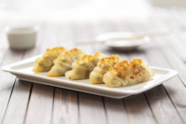 Pan kızarmış hamur tatlısı, sos ile. Asya gıda.