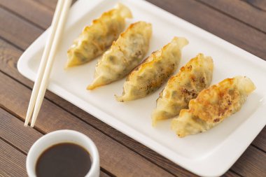 Pan kızarmış hamur tatlısı, sos ile. Asya gıda.