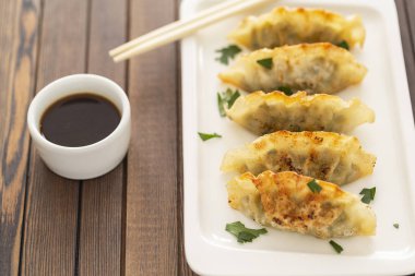 Pan kızarmış hamur tatlısı, sos ile. Asya gıda.