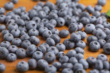 Ahşap masa arka plan üzerinde yaban mersini. Olgun taze yaban mersini portre. Çilek portre