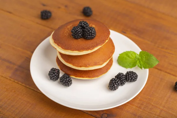 Deliciosos Panqueques Con Blackberry Menta Sobre Plato Blanco Una Mesa — Foto de Stock