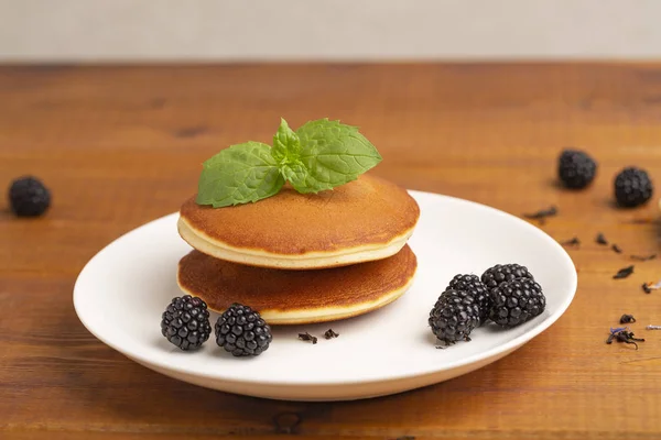 Deliciosas Panquecas Com Blackberry Hortelã Prato Branco Uma Mesa Madeira — Fotografia de Stock