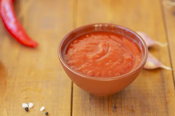 Salsa Chile Rojo Con Ingredientes Mesa Madera —  Fotos de Stock