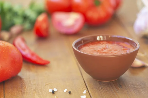 Rote Chilisoße Mit Zutaten Auf Holztisch — Stockfoto
