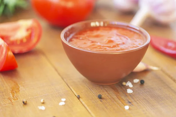 Rote Chilisoße Mit Zutaten Auf Holztisch — Stockfoto