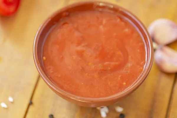 Rote Chilisoße Mit Zutaten Auf Holztisch — Stockfoto