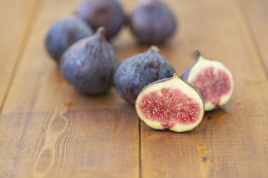 Ahşap bir masa üzerinde olgunlaşmış incir yakın çekim. Taze meyveler - incir.