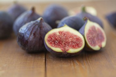 Ahşap bir masa üzerinde olgunlaşmış incir yakın çekim. Taze meyveler - incir.