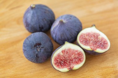 Ahşap bir masa üzerinde olgunlaşmış incir yakın çekim. Taze meyveler - incir.