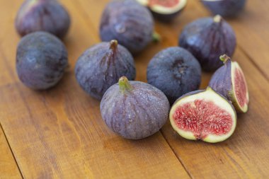 Ahşap bir masa üzerinde olgunlaşmış incir yakın çekim. Taze meyveler - incir.