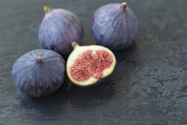 Bir şeyl tabakta olgun incir yakın çekim. Taze meyveler - incir.