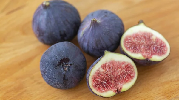 Ripe Figs Wooden Table Close Fresh Fruit Figs — Stock Photo, Image