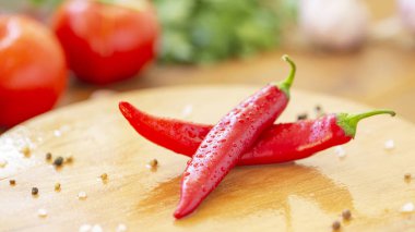Sıcak biber ve diğer malzemeler ahşap arka plan üzerinde yemek pişirmek için