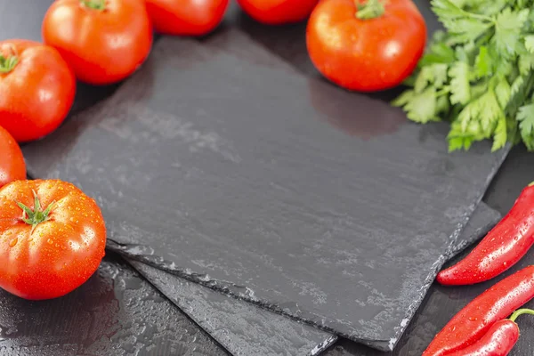 Adjika Sauce Aus Pfeffer Knoblauch Und Gewürzen Auf Schwarzem Hintergrund — Stockfoto