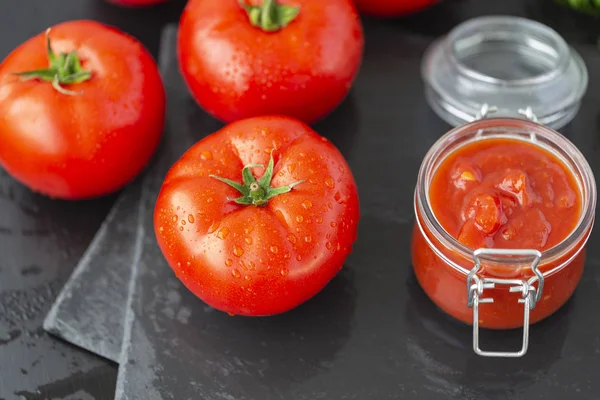 Adjika Sauce Aus Pfeffer Knoblauch Und Gewürzen Auf Schwarzem Hintergrund — Stockfoto