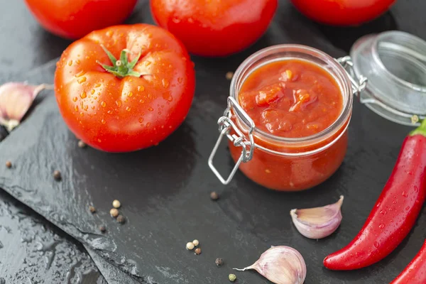 Adjika Sauce Aus Pfeffer Knoblauch Und Gewürzen Auf Schwarzem Hintergrund — Stockfoto