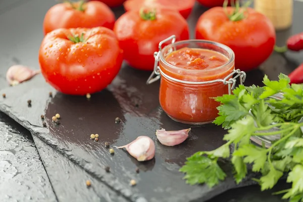 Adjika Sauce Aus Pfeffer Knoblauch Und Gewürzen Auf Schwarzem Hintergrund — Stockfoto