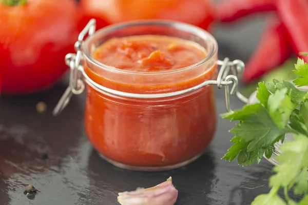 Adjika Sauce Aus Pfeffer Knoblauch Und Gewürzen Auf Schwarzem Hintergrund — Stockfoto